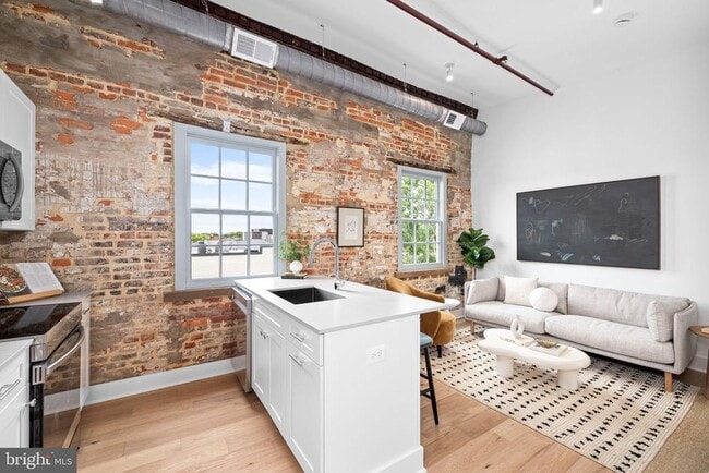 Building Photo - 901 King St Unit 401