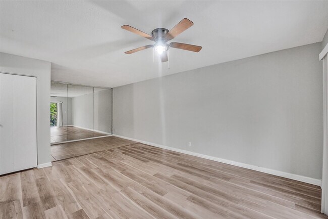 Photo - 555 SE 8th St Unidad 252