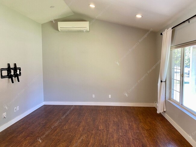 Photo - Charming Bend Home | Single-Story Living