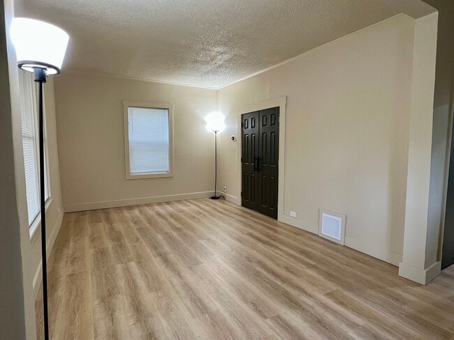 Photo - 647 Wooster Rd W