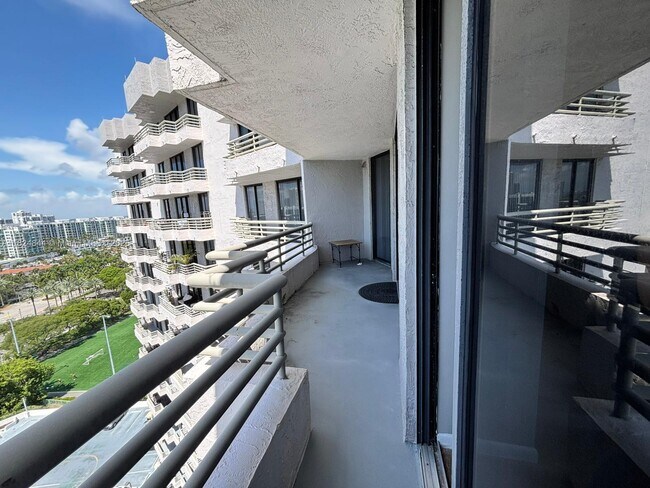 Photo - 3300 NE 191st St Unidad 1915