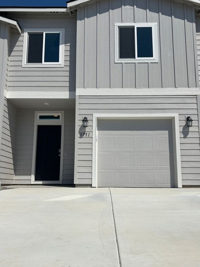 Building Photo - Brand New Townhome!