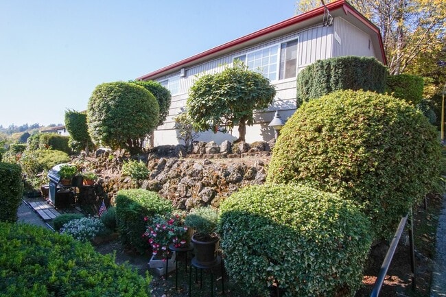 Building Photo - Near OHSU: Classic Corner 2 Bedroom w Larg... Rental