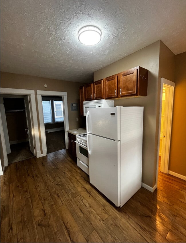 Kitchen - C Roberto Crossing