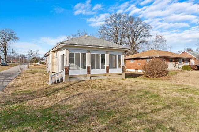 Building Photo - "Charming 3-Bed Haven with Hardwood Floors & 2 Full Baths in St. Louis!"  Hazelwood Schools.  Sec...