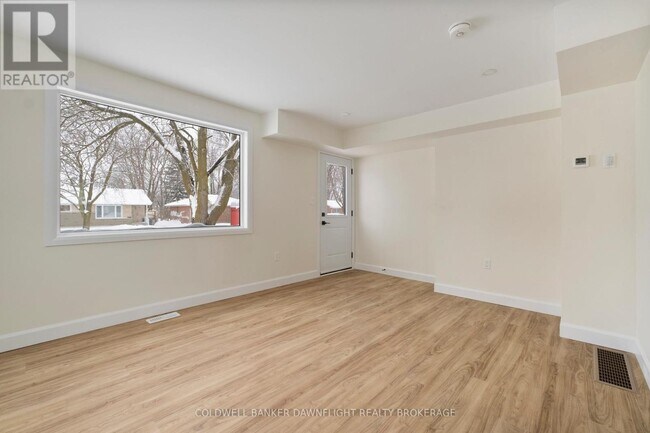 Photo - 145 Victoria St W