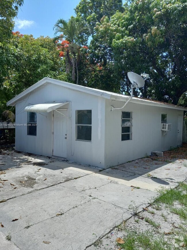 Building Photo - 860 NW 108th St Unit Rear Rental