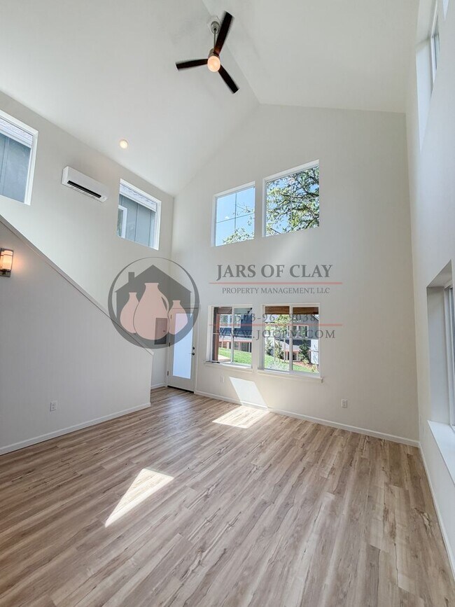 Photo - 2520 Gilbert St S