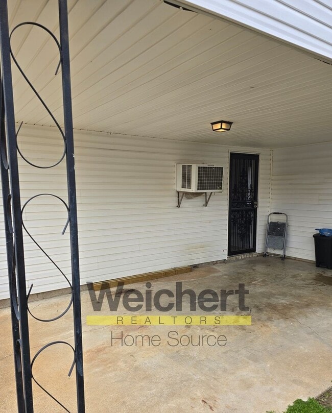 Photo - 3 Bed 1 bath home with a fenced in yard in Paragould