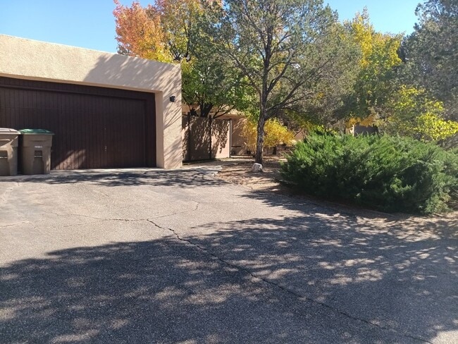 Building Photo - 4 Bedroom, 3 Bathroom Home! Schedule a Sho...