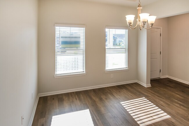 Photo - 492 Craigflower Ct