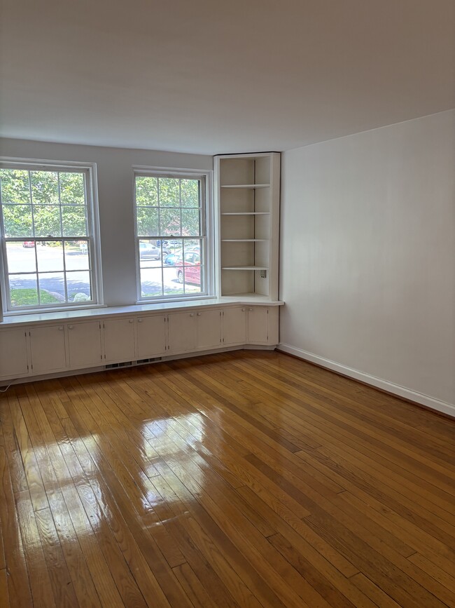 Living room - 3441 S Stafford St Unidad A1 Rental