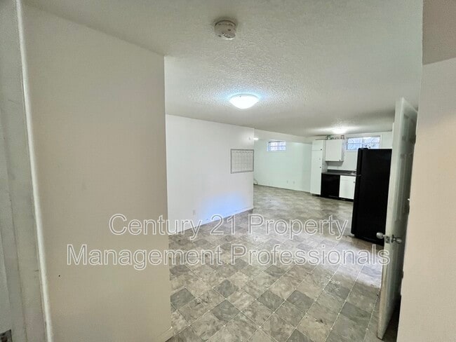 Photo - 12915 69 St NW