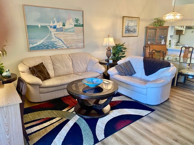 sala de estar - 1515 NE Beacon Dr Unidad 606