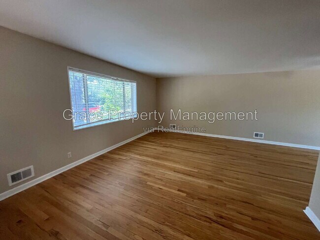 Photo - 10541 Livingston Dr