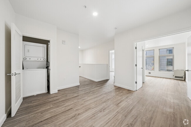 3BR, 2BA - 1,292SF - Den / Laundry