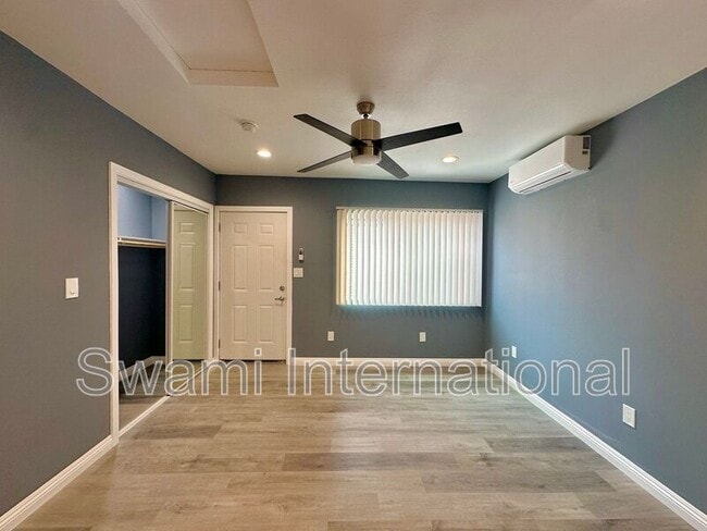 Building Photo - 1716-1718 1/2 W. 49th St. Unit 1718 2/3