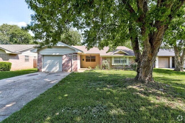 Building Photo - 1627 Surrey Dr Rental