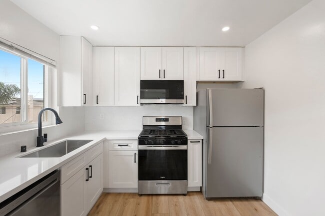 Building Photo - 228-230 Elm Ave Unit 230