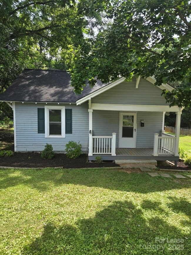 Photo - 1211 N Main St House