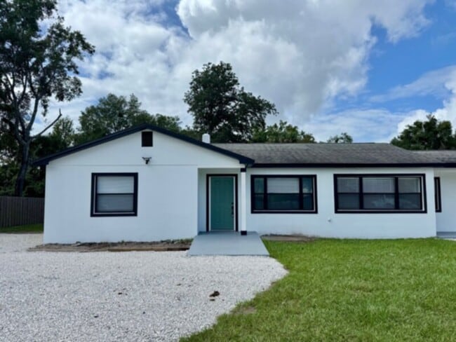 Building Photo - Completely Renovated 3 Bedroom Triplex wit...