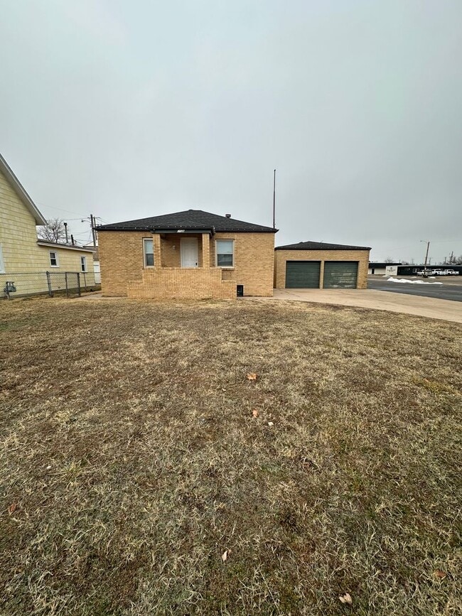 Building Photo - 2 Bedroom, 1 Bath House w/ Basement and Do...