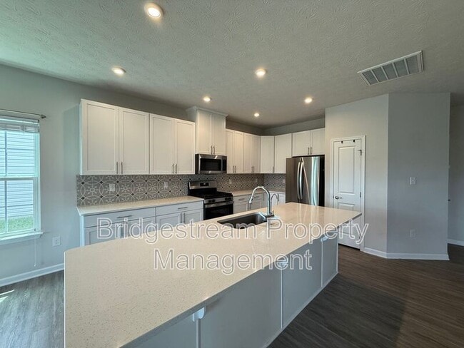 Photo - 2194 Schmidt Dr W