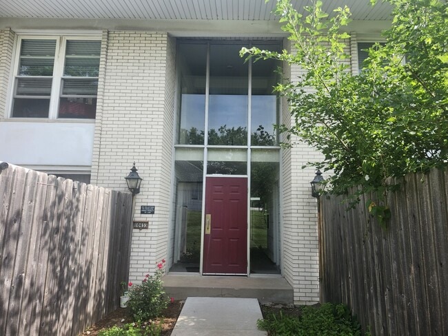 Building Photo - 10433 Briarbend Dr Unit #