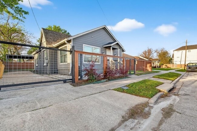 Photo - 4520 Sharon St