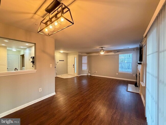 Photo - 13955 King George Way