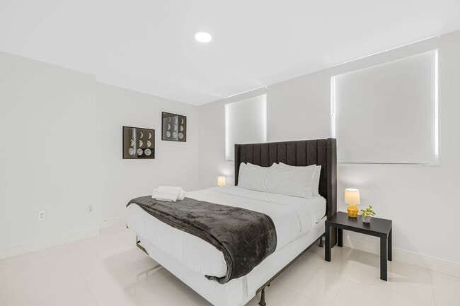 Photo - 1 SE 12th St Unidad FL19-ID1040445P