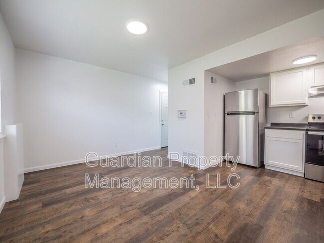 Photo - 1121 N College Dr