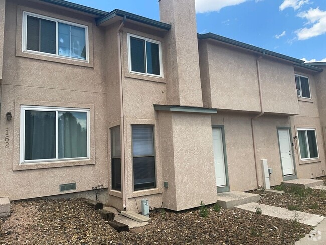 Building Photo - 2 Bedroom Townhome - walking distance to p...