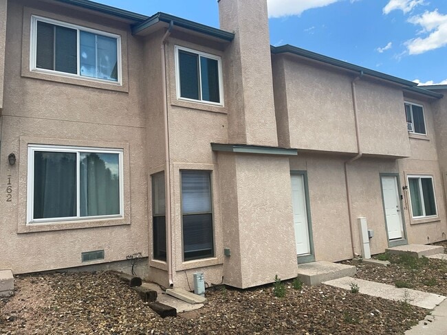 Building Photo - 2 Bedroom Townhome - walking distance to p...