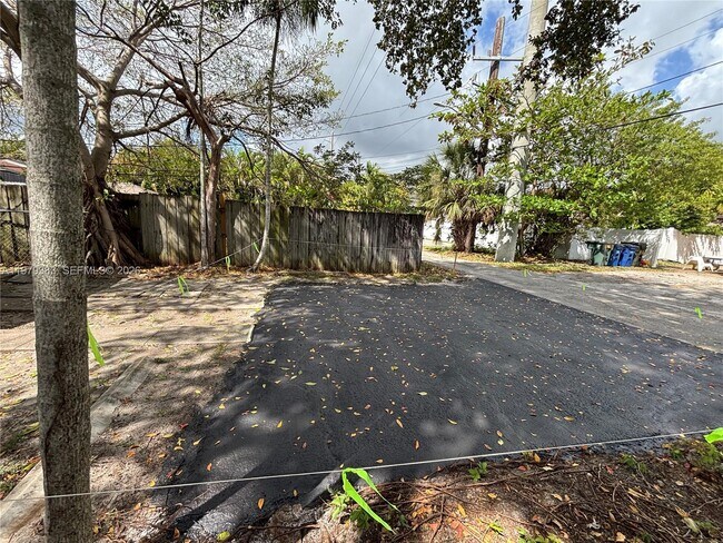 Photo - 825 NE 7th St Unit rear