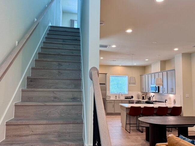 Building Photo - 131 Eastwood St