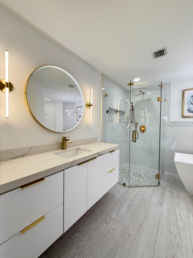 Photo - 225 N Lakeshore Dr