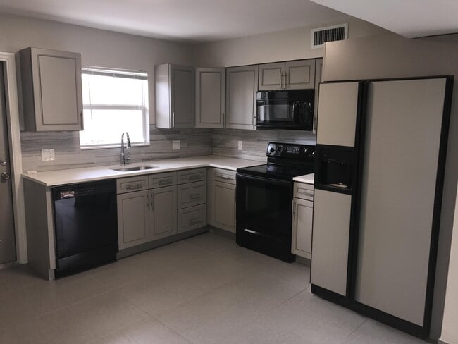 Building Photo - 142 SW 8th Ave Unit Apt A