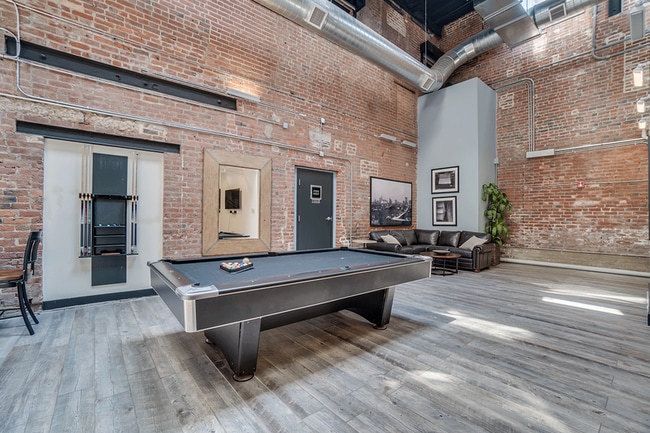 DSC00986hdbros - American Tobacco Center