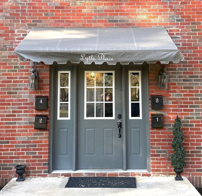 Building Photo - 903 E Lytle St