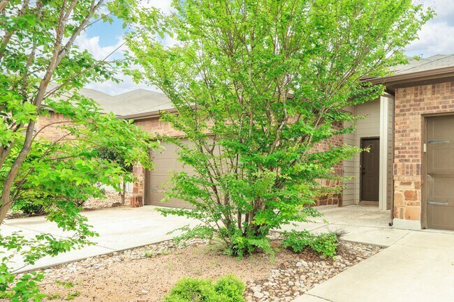 Photo - AVAILABLE NOW! Nice 3 Bedroom Duplex locat...