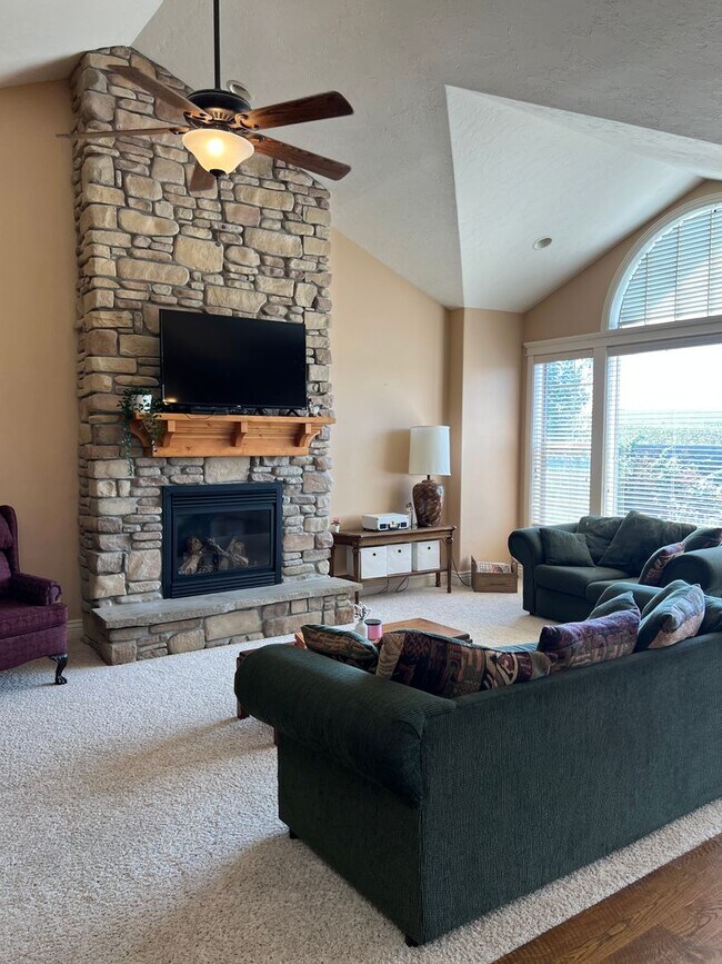 Stunning 5 bed 3.5 bath home on the hill i... Off-Campus Housing ...