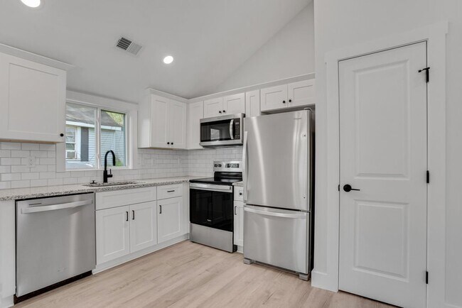 Photo - 1128 Rosehill Dr