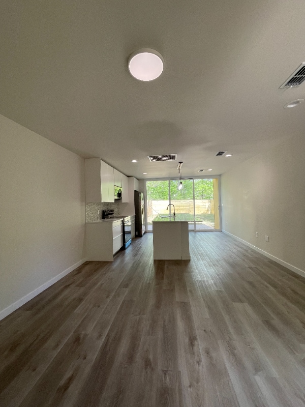 Photo - 605 E 7th St