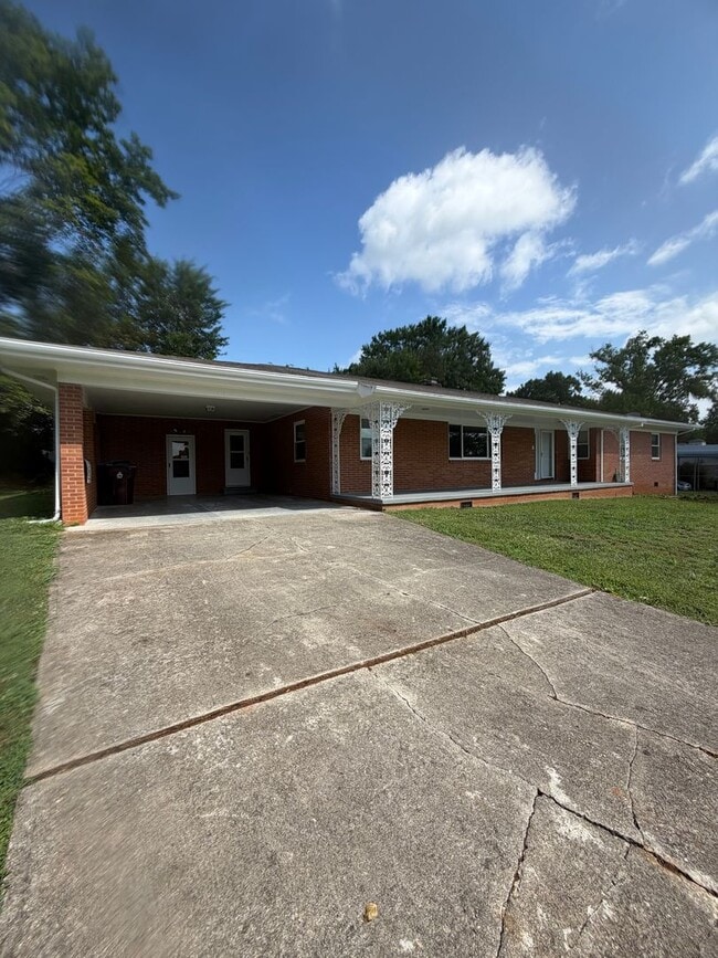 Building Photo - Alcoa 37701 - 3 bedroom, 2 bath ranch home with a carport - Contact Debra Johnson (865) 591-8281
