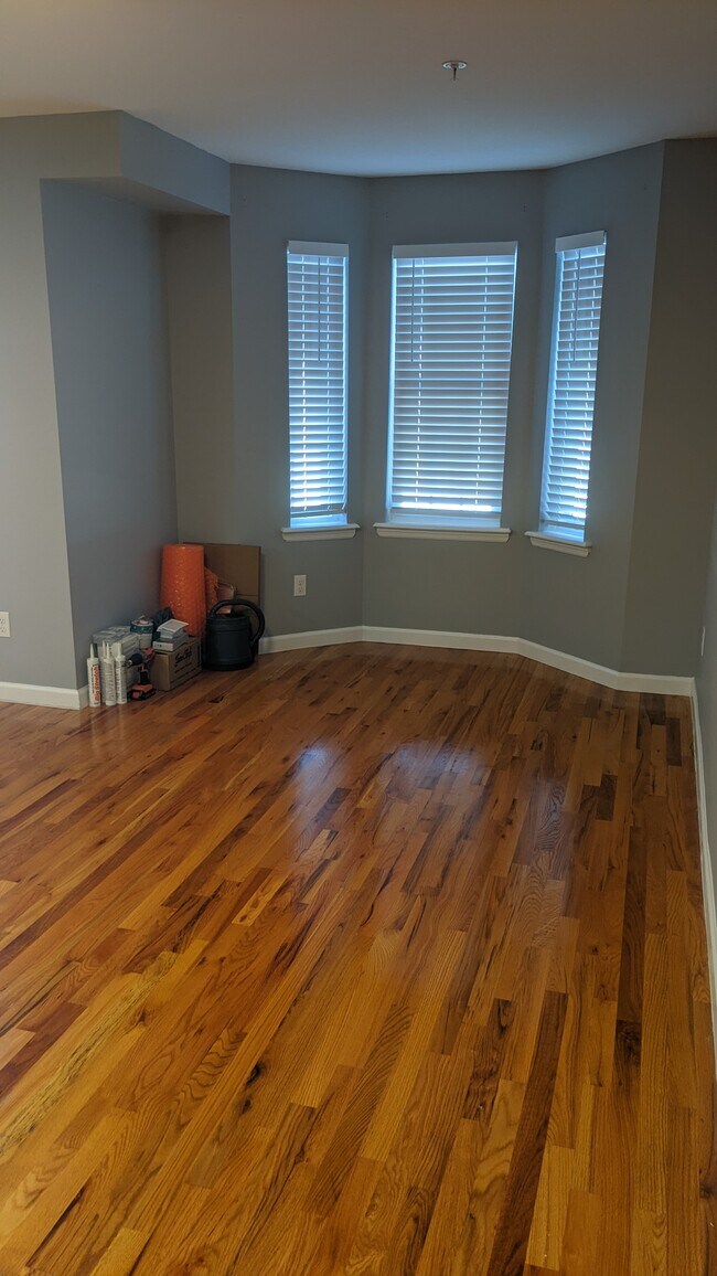 Living Room with Bay window - 149 Bellair Pl Unit 2