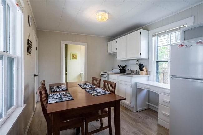 Spacious kitchen, fully equipped.