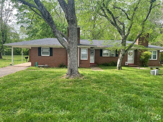 Building Photo - 2 Bed 1 Bath Duplex Rental