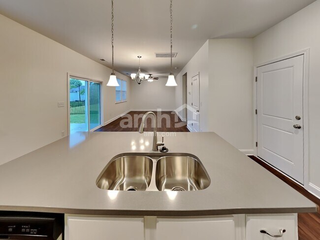 Photo - 1009 Noah Ct