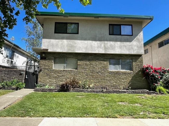 2253 2nd Ave